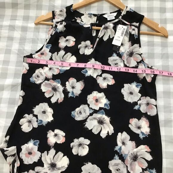 2/40$ Reitmans floral tank top NWT sizeXS The relaxed round neck feminine office - Picture 5 of 8